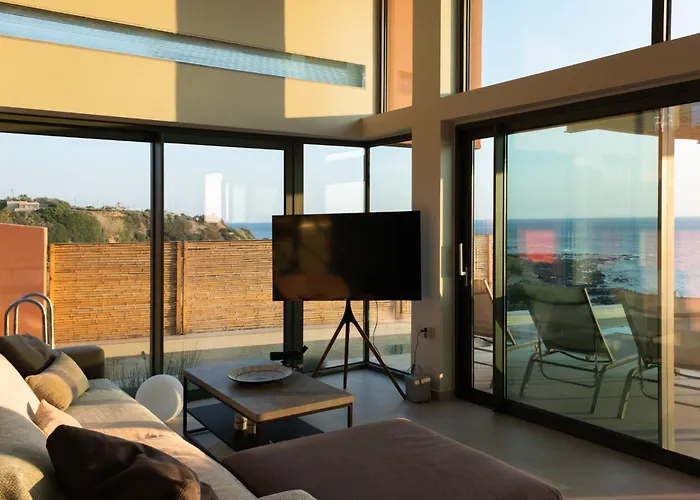 Casa Tarrha- Beachfront Villa With Heated Pool