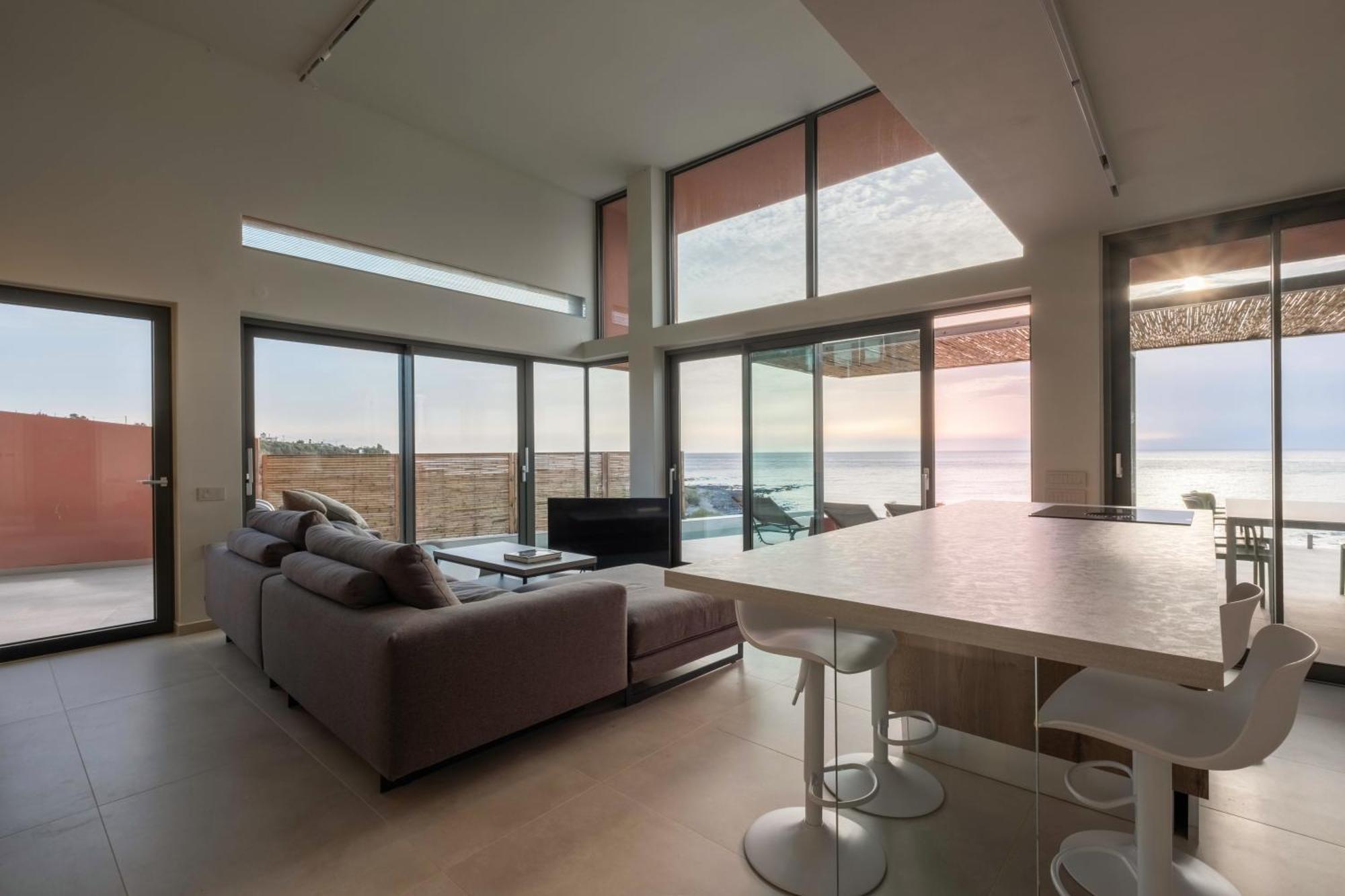 Casa Tarrha- Beachfront With Heated Pool *
