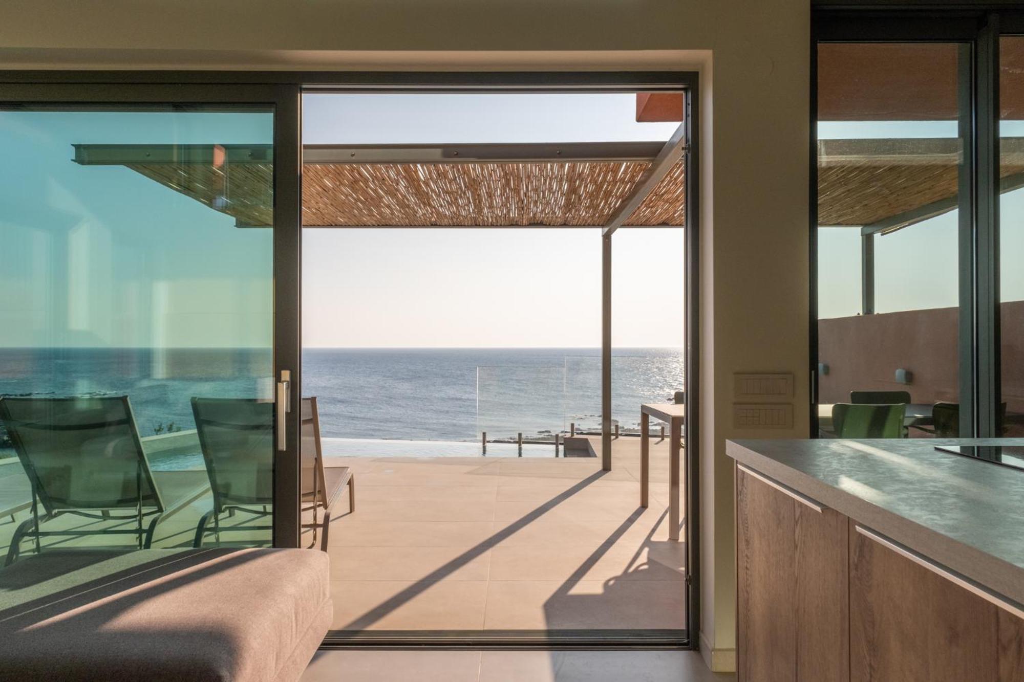 Casa Tarrha- Beachfront With Heated Pool *