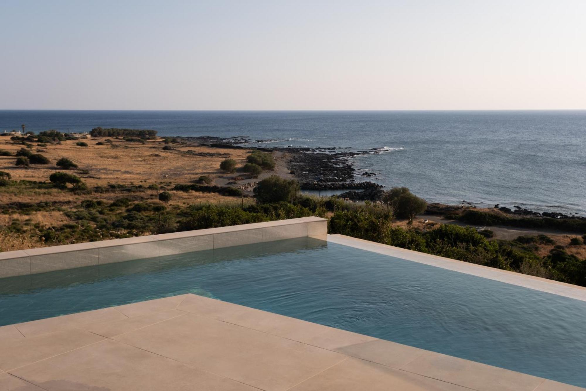 Casa Tarrha- Beachfront With Heated Pool