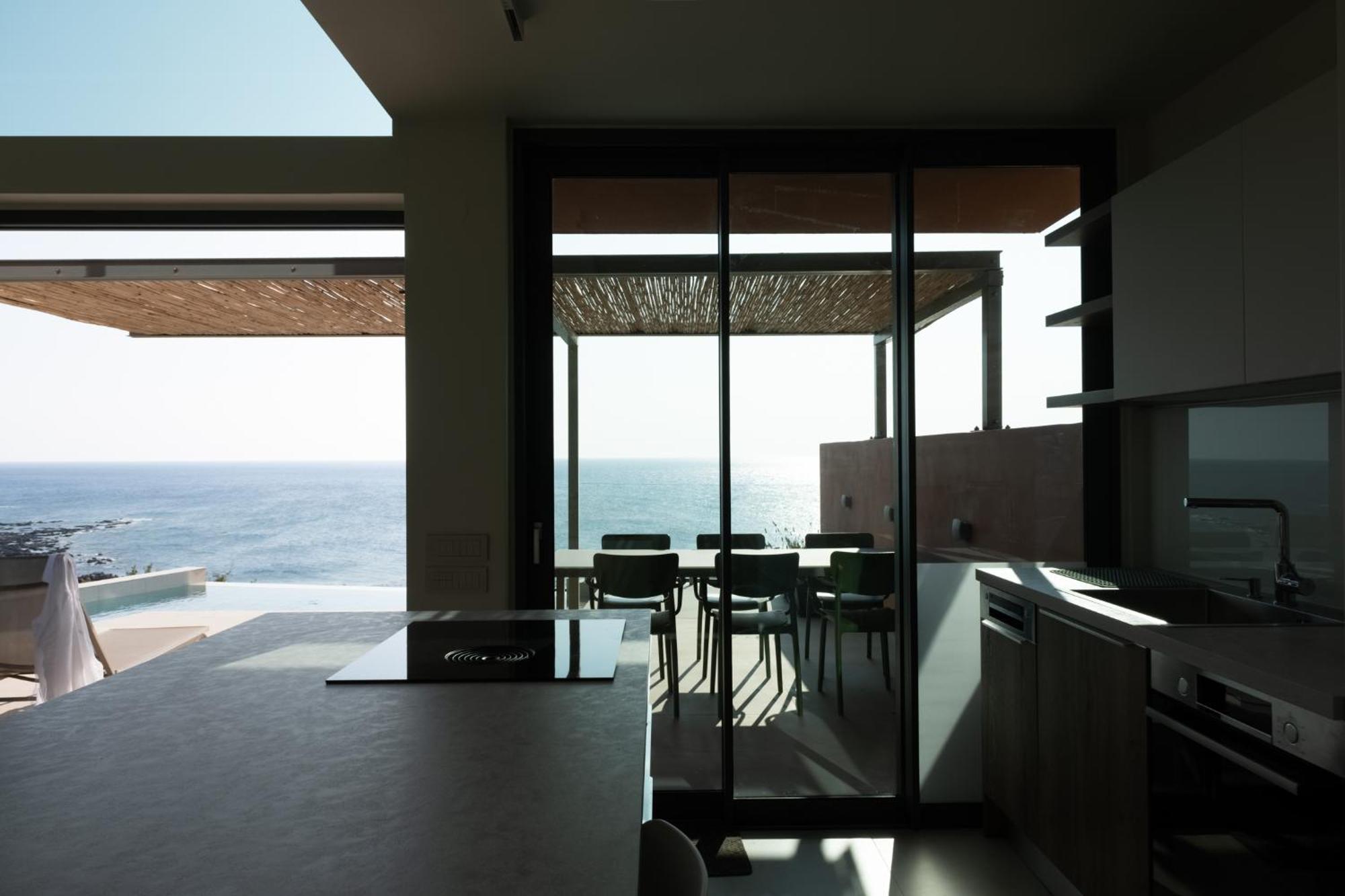 Casa Tarrha- Beachfront With Heated Pool Villa